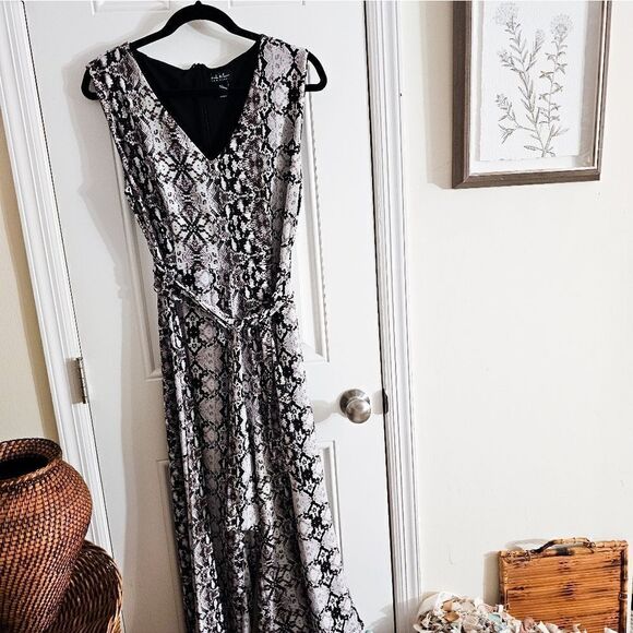 New Nicole Miller Reptile Cropped V- Neck Sleeveless Zipper Back Jumpsuit. - Picture 11 of 16